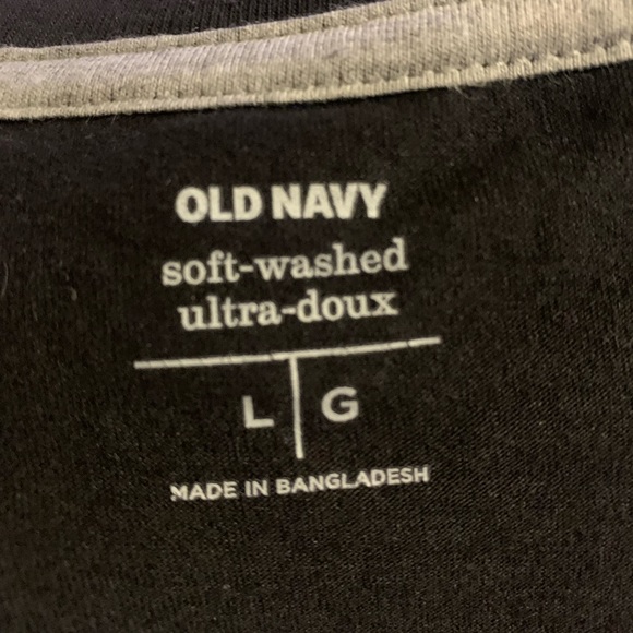 Old Navy black with white flower pattern mens large tee shirt - Picture 3 of 3